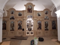 Установка массивного плинтуса в соборе Владимирской иконы Божией Матери